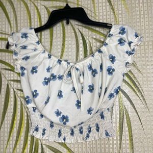 Shein floral crop top cream with blue flowers Size S